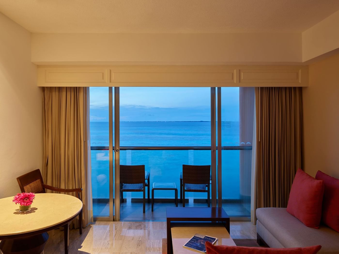 Sala de estar en Ocean Front Suite en Grand Fiesta Americana