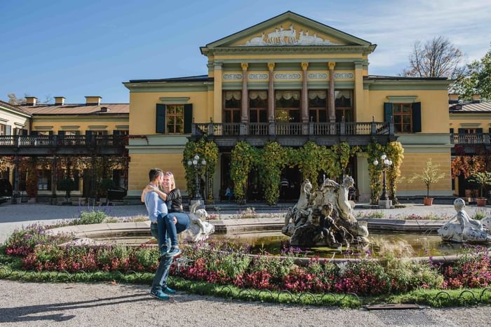 Paar vor der Kaiservilla Bad Ischl