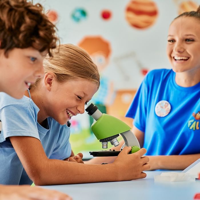 Djeca uživaju u učenju s mikroskopom u dječjem klubu Falkensteinera.