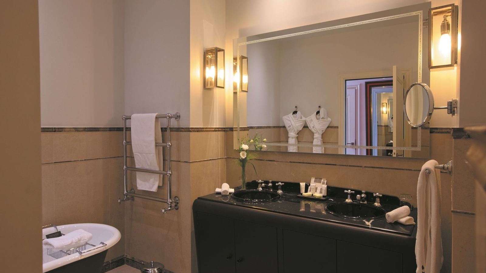 Lavabo de salle de bain et miroir dans une suite junior au Domaine De Manville