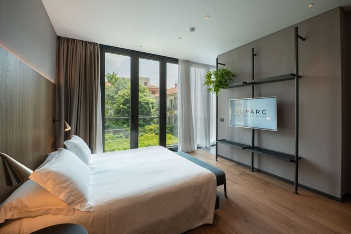Camera da letto con vista e TV a parete al Duparc Contemporary Suites