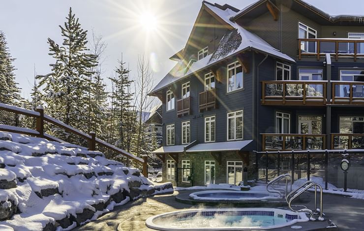 Exterior view of the lodge with outdoor hot tubs at Blackstone Mountain Lodge