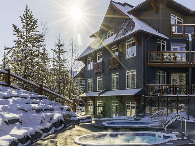 Exterior view of the lodge with outdoor hot tubs at Blackstone Mountain Lodge