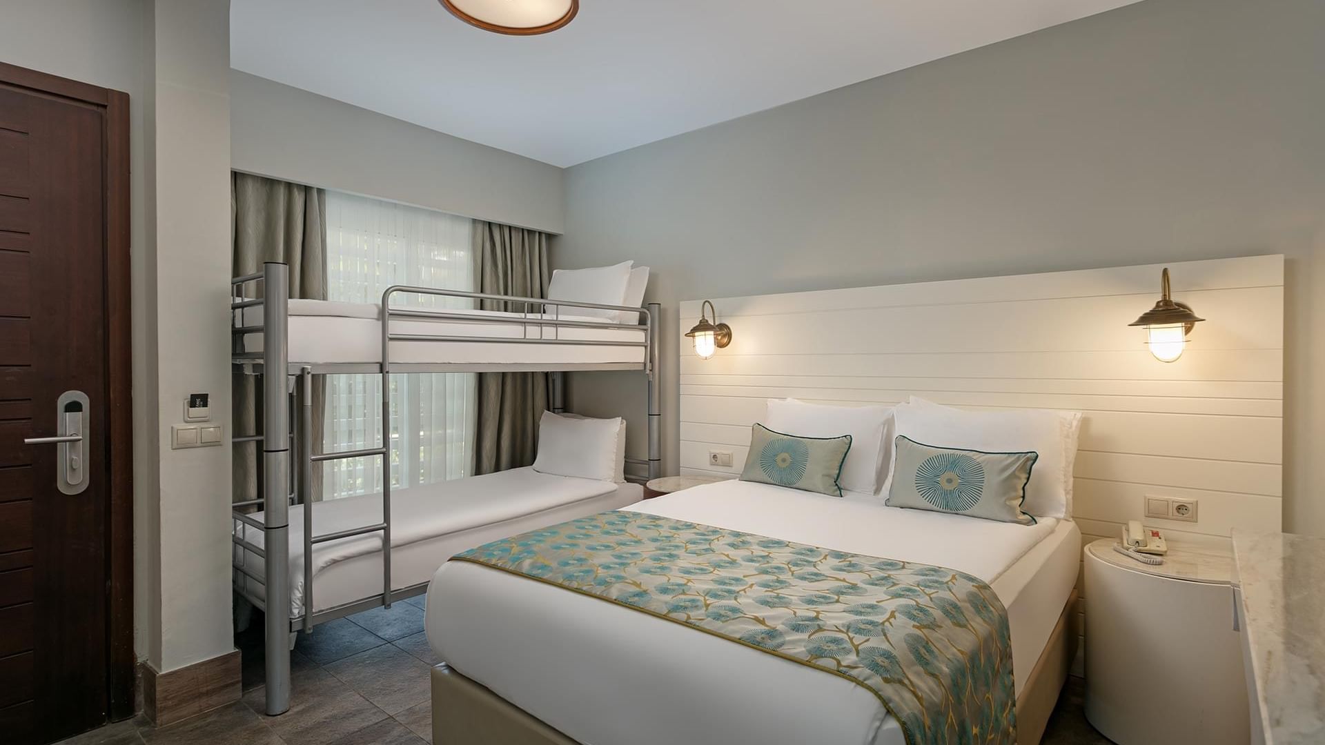 Современный номер в Titanic Deluxe Lara – Annex Family с двуспальной кроватью и двухъярусной кроватью