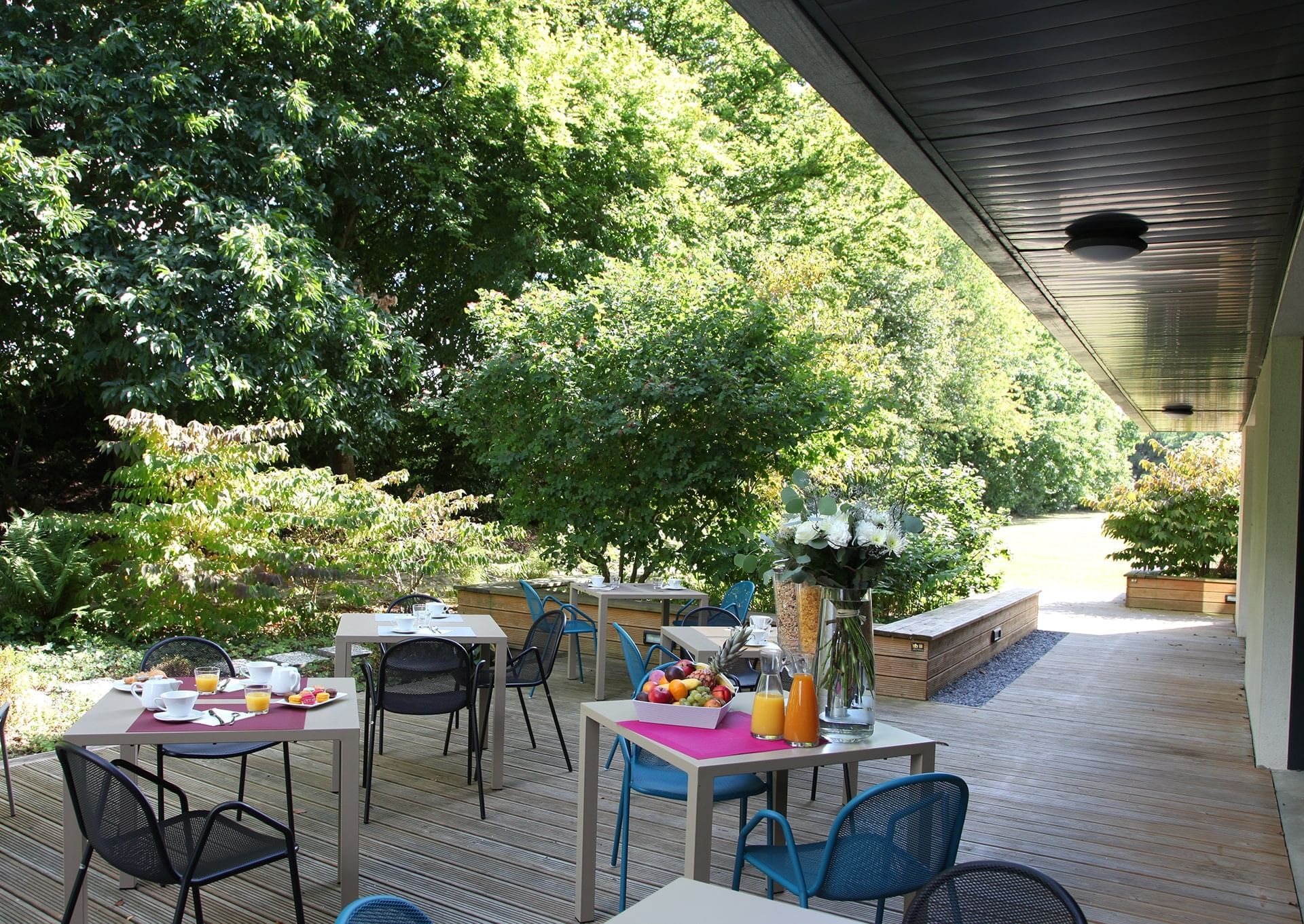 Espace repas extérieur à Escale Oceania Rennes