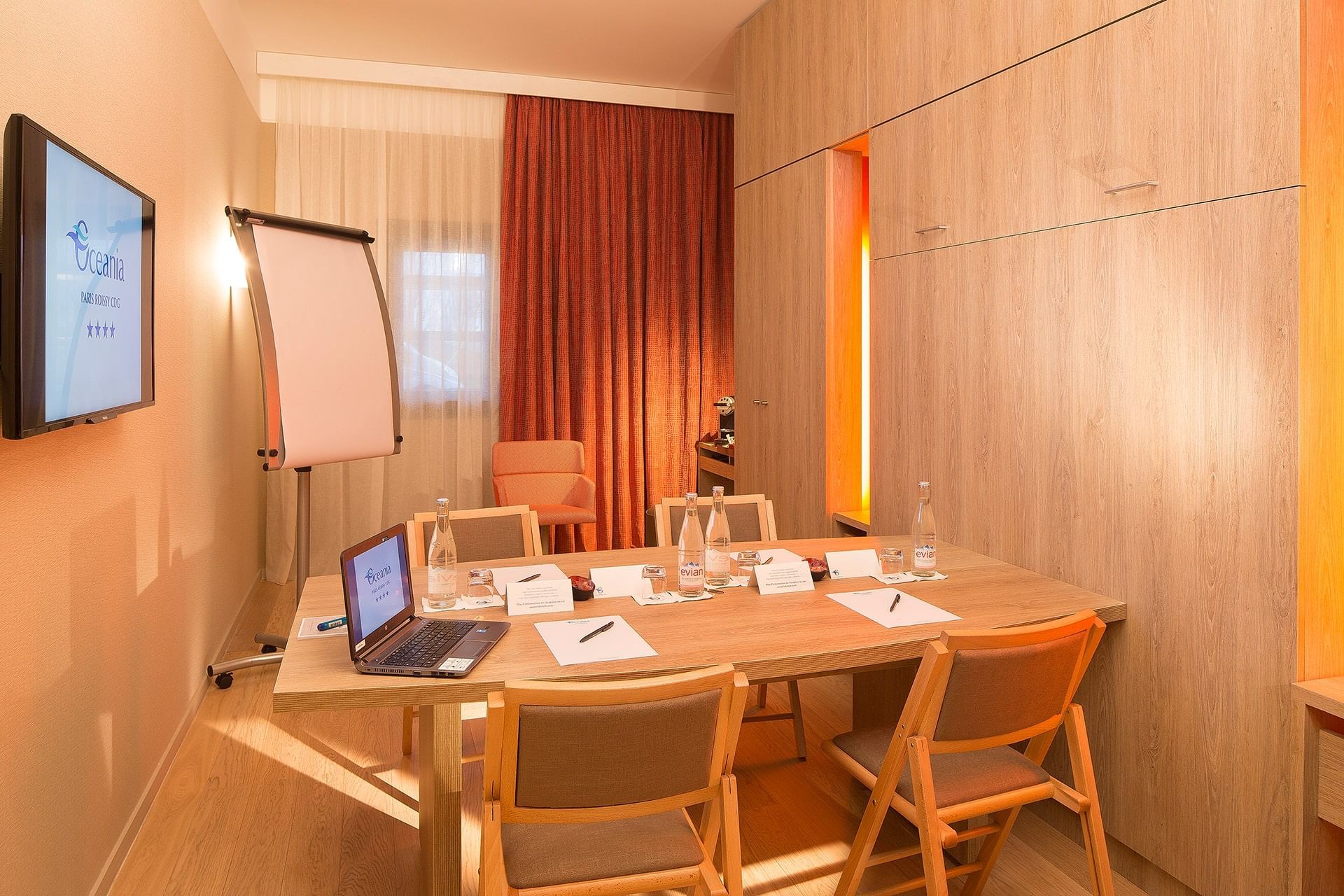 Équipements dans la Chambre Business à l'Oceania Paris Roissy CDG