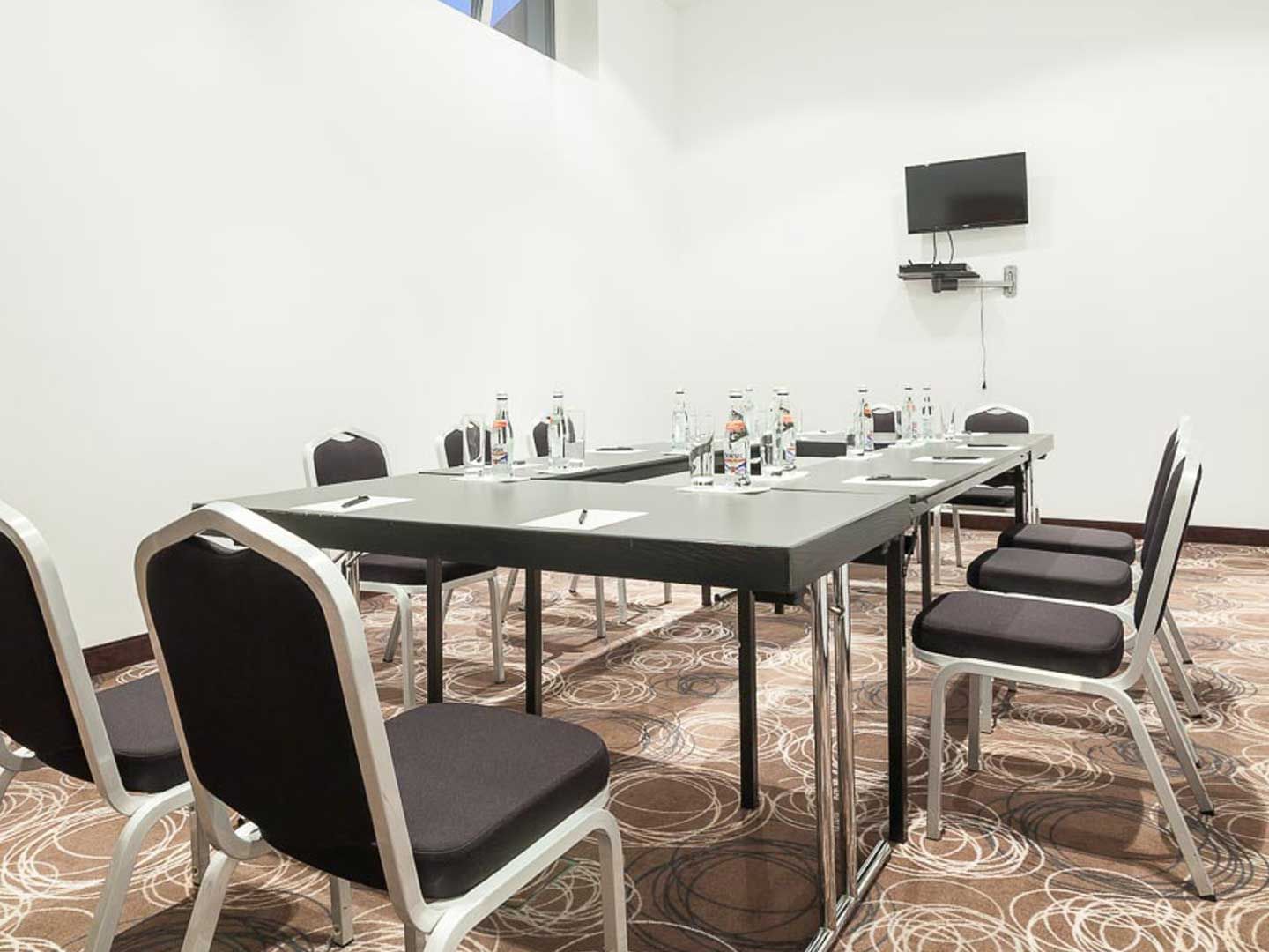 U-shaped table with TV in Sport M2 Room at Ana Hotels Sport Poiana Brașov