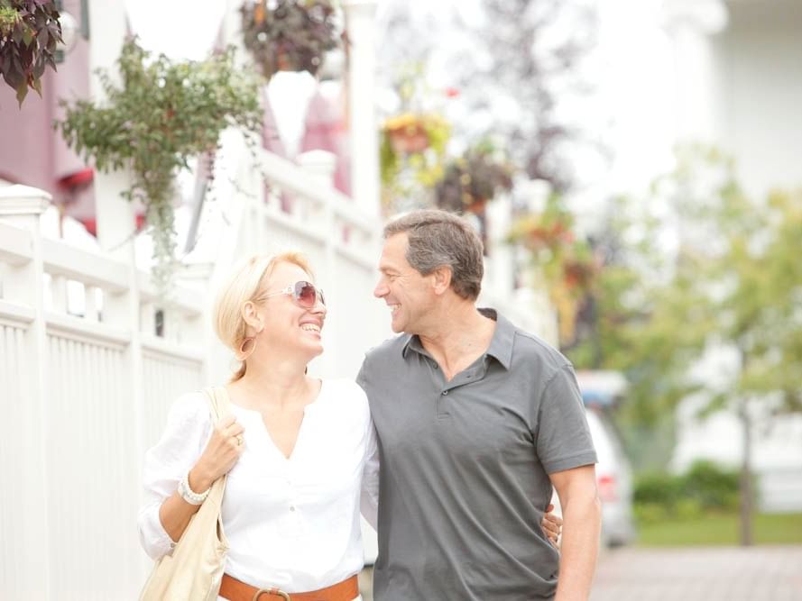 A couple walking down Stowe Streets near Topnotch Stowe Resort
