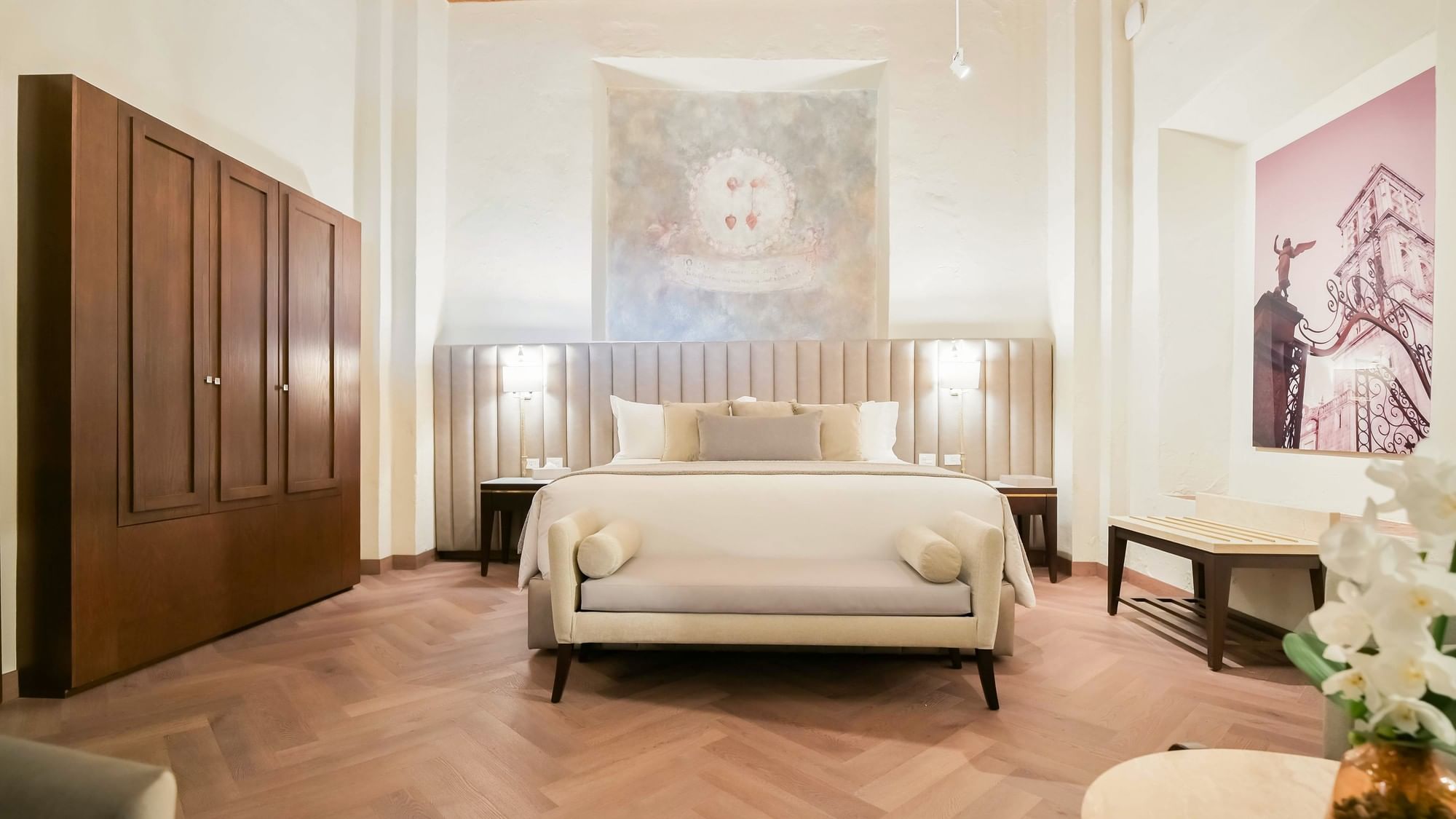 Habitación elegante con cama king, armario y arte en la pared en Heroica Puebla de Zaragoza en Quinta Real Puebla