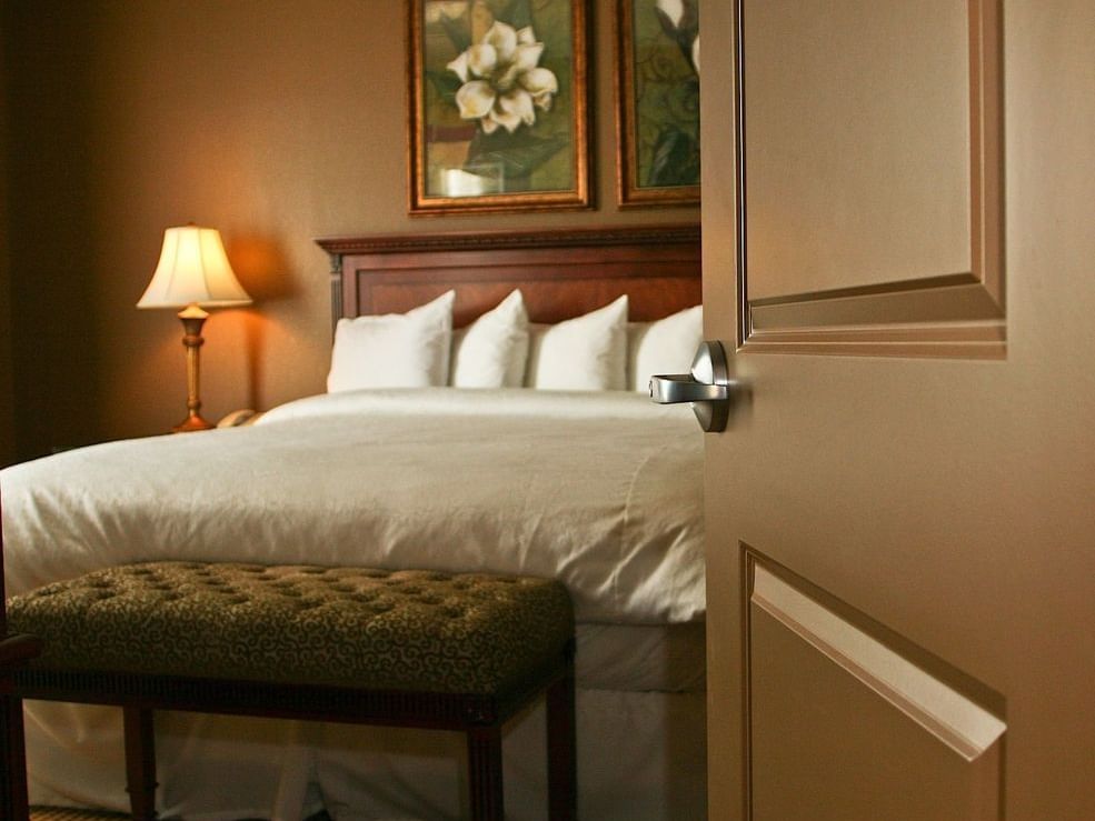 Single Queen Room Accessible with Bathtub at The Wildwood Hotel