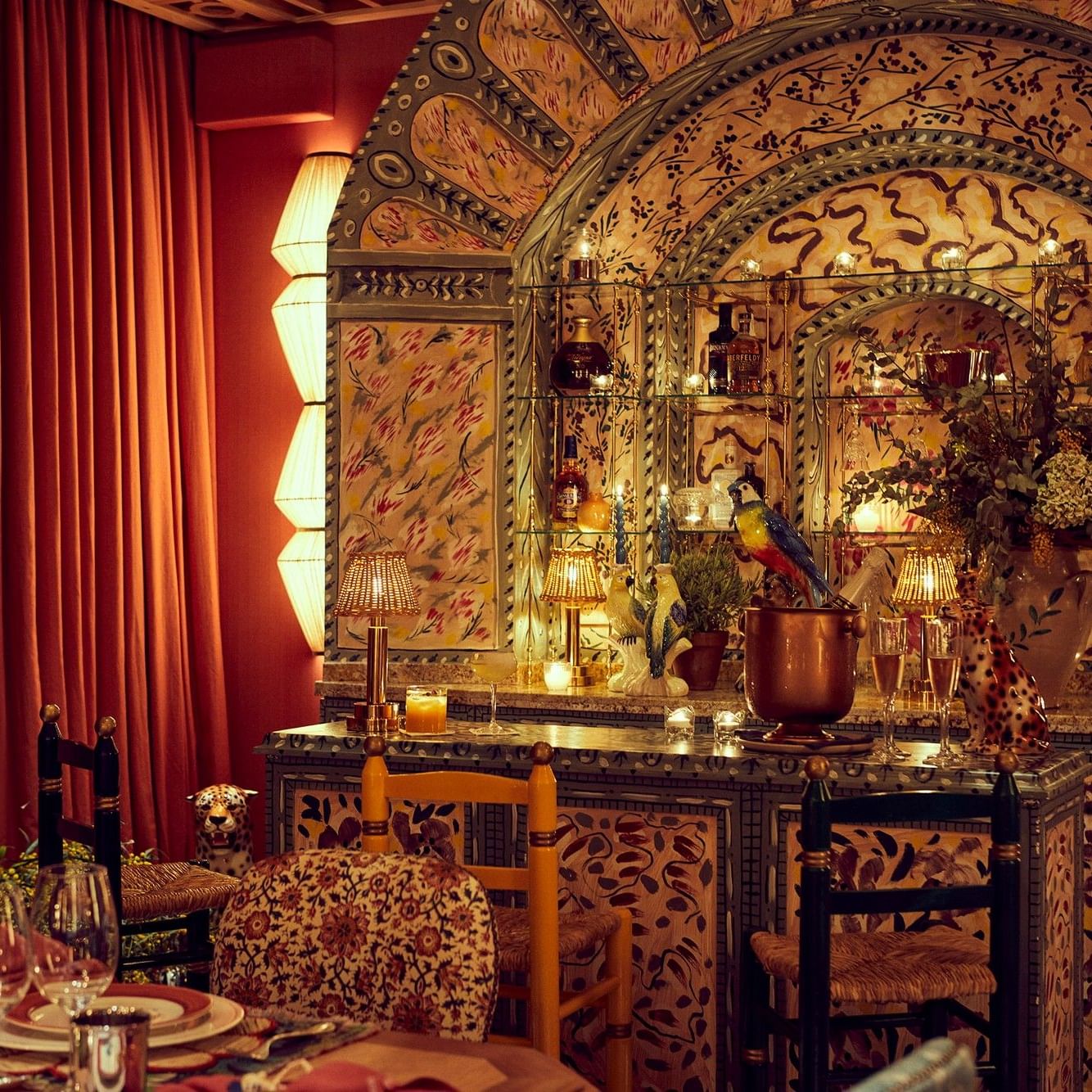 Decoración de evento Islas & Volcanes con mesa y bar decorados en un espacio refinado