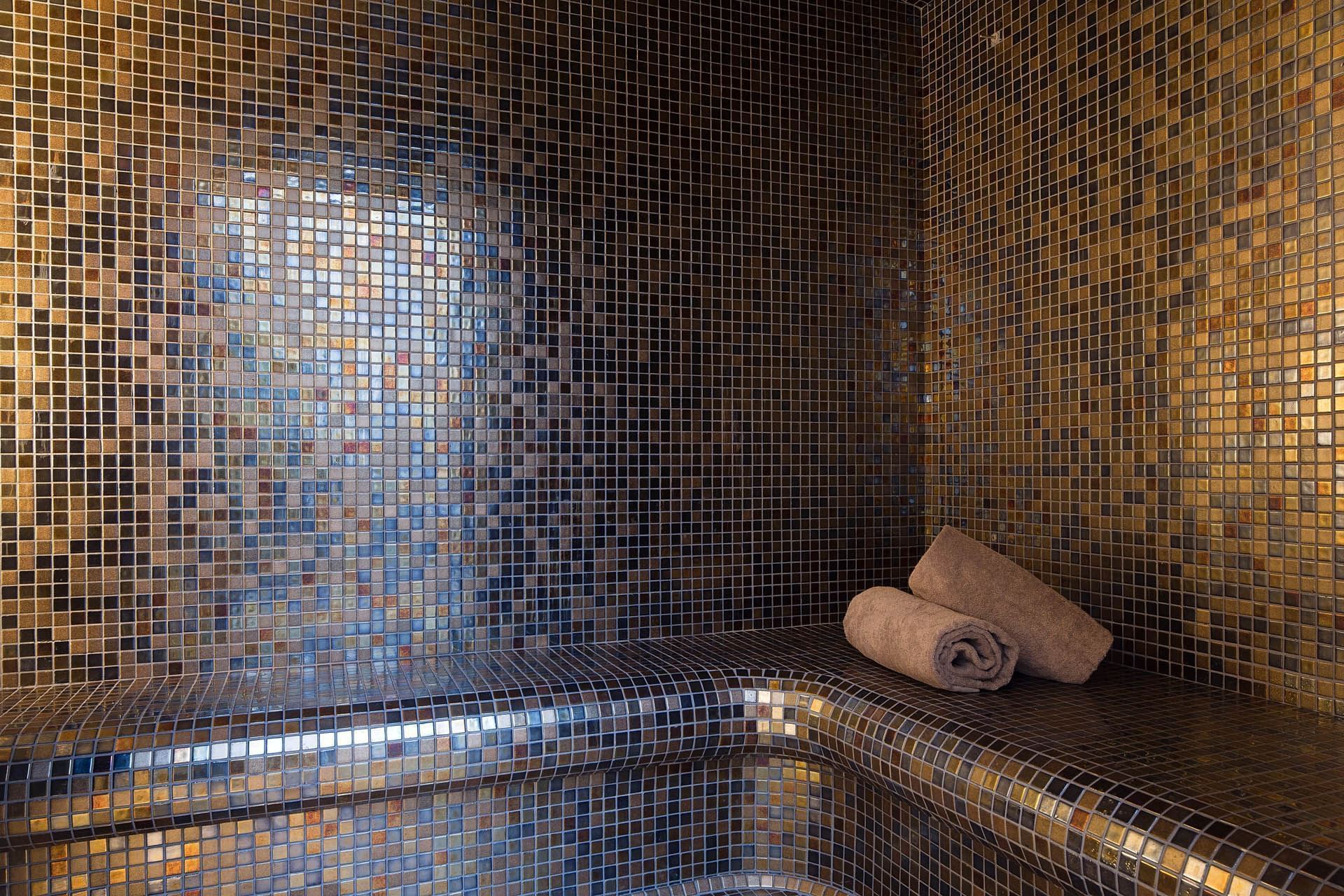 Intérieur d'un sauna moderne à l'Oceania Le Jura Dijon