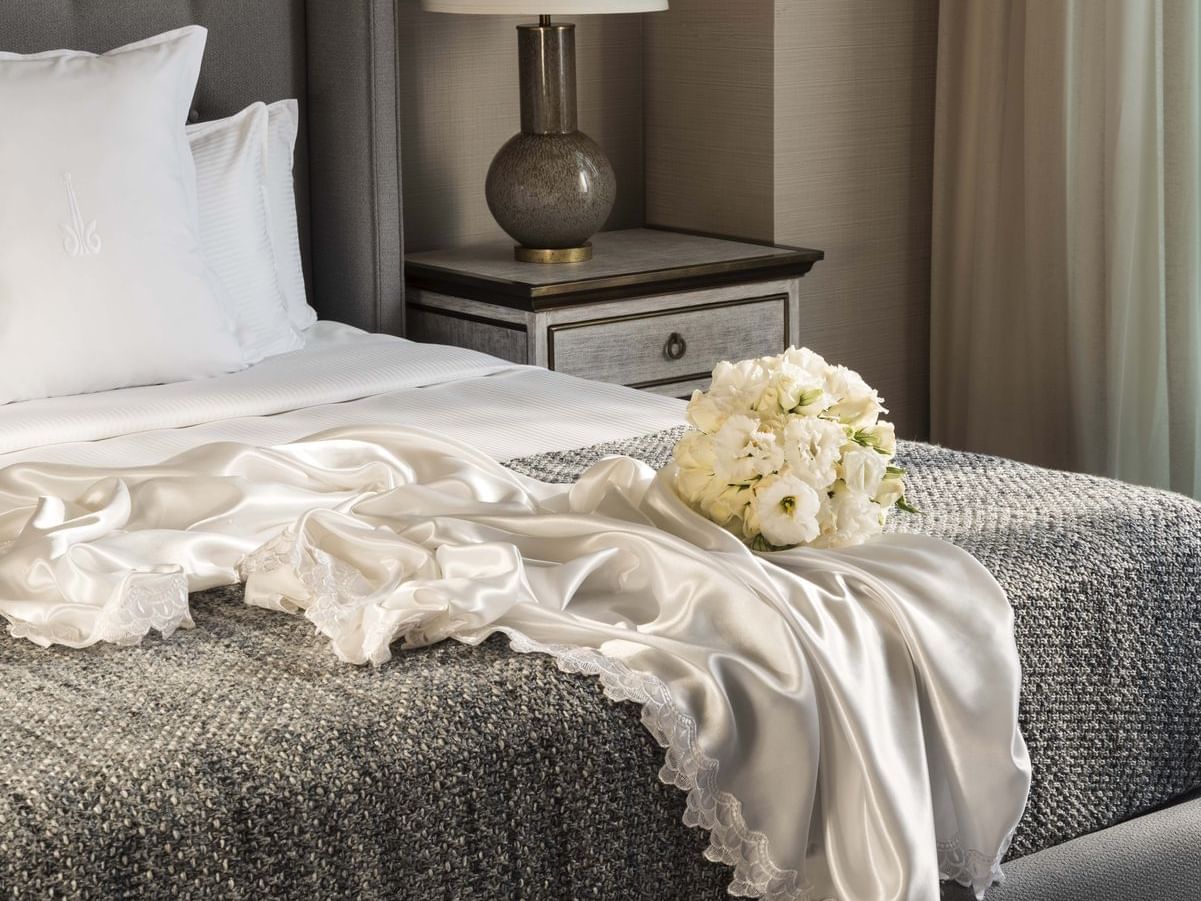 Cama con ramo de flores y seda en la Sky Suite del Marquis Reforma en Ciudad de México.