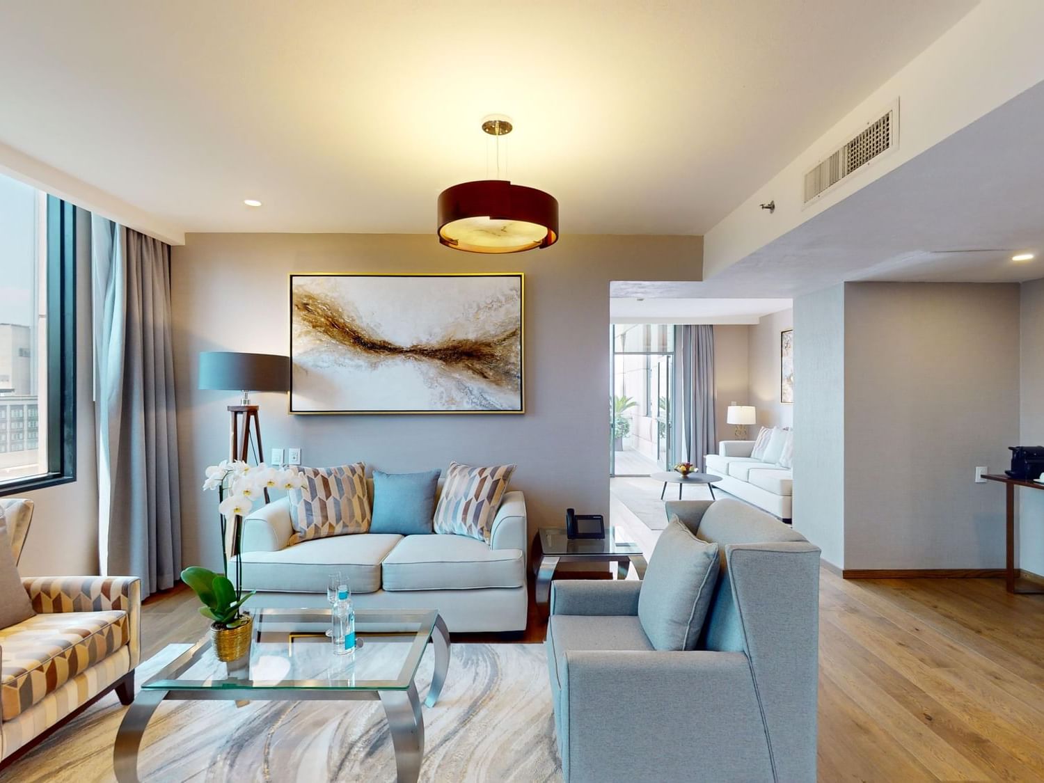 Elegante sala de estar con sofás y vistas panorámicas en la Master Suite Superior del Marquis Reforma en Ciudad de México.