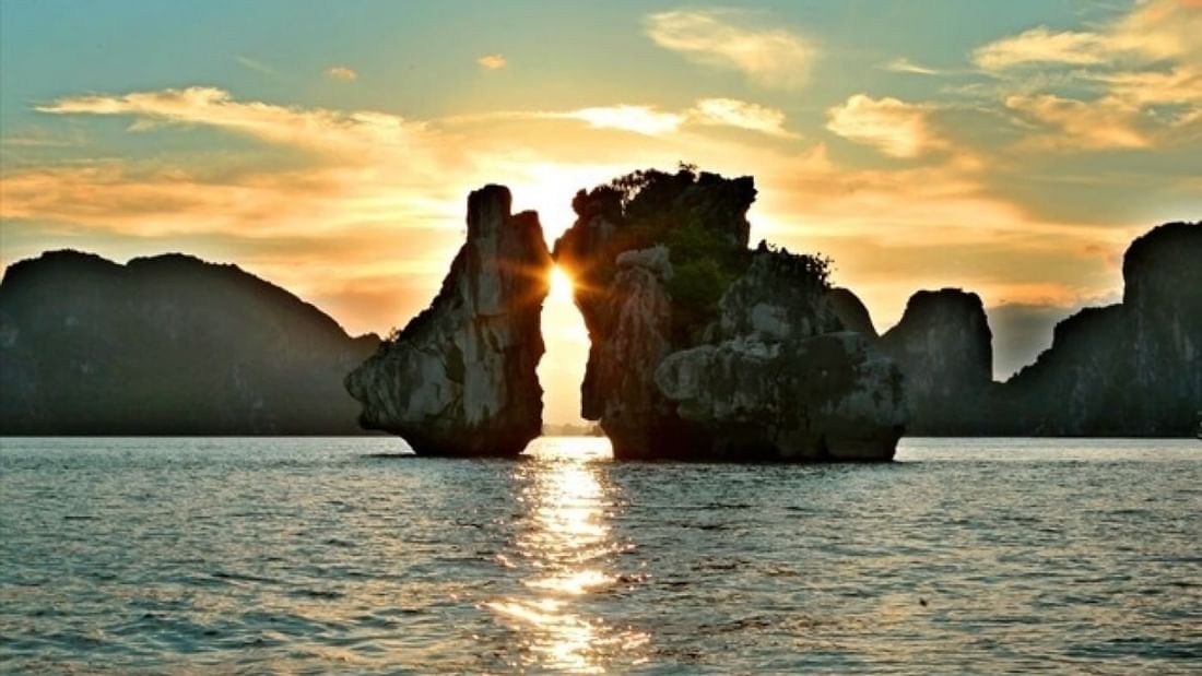Landscape view of Hạ Long Bay at sunset near Sunway Hotel Hanoi