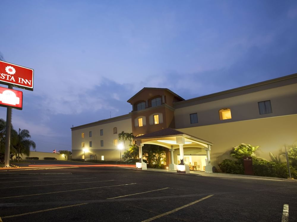 Parking area at the entrance of Fiesta Inn Colima at night