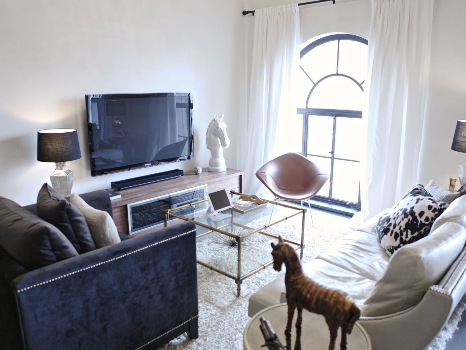 Living area with TV in Corner Unit 1 at The Mayo Hotel