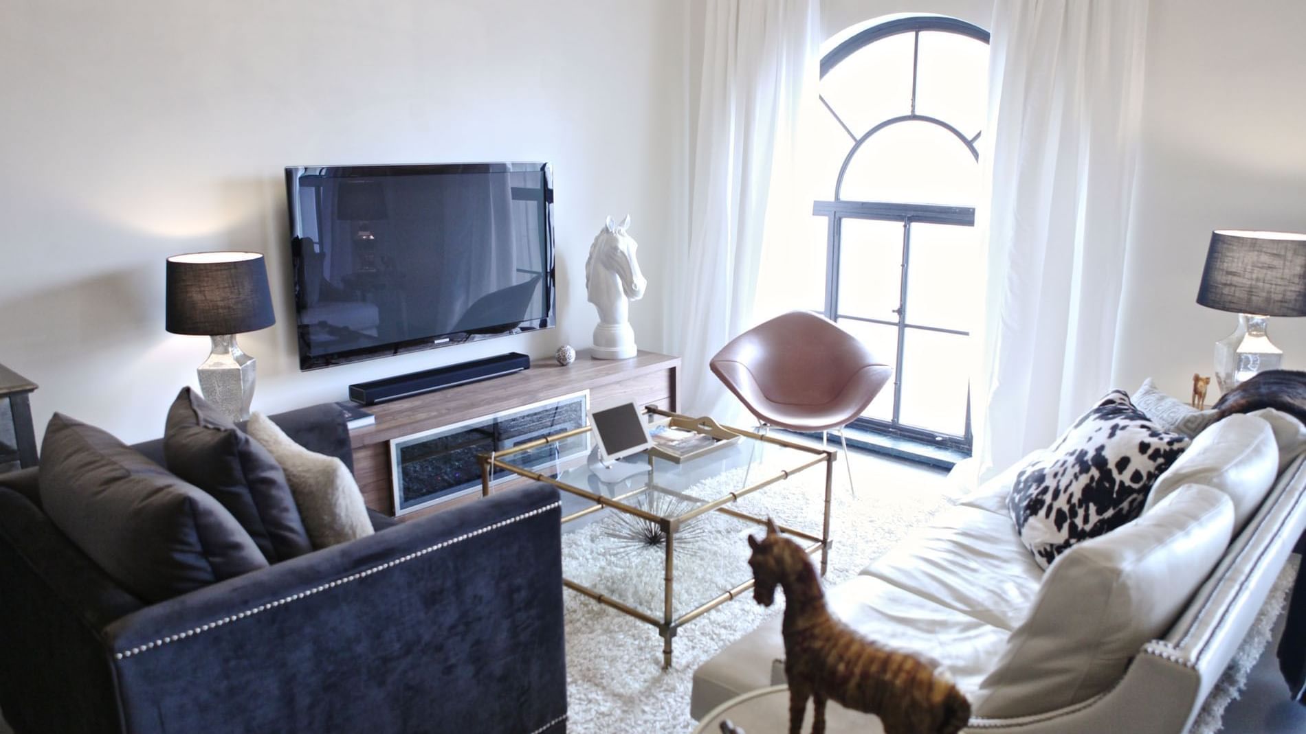 Living area with TV in Corner Unit 1 at The Mayo Hotel