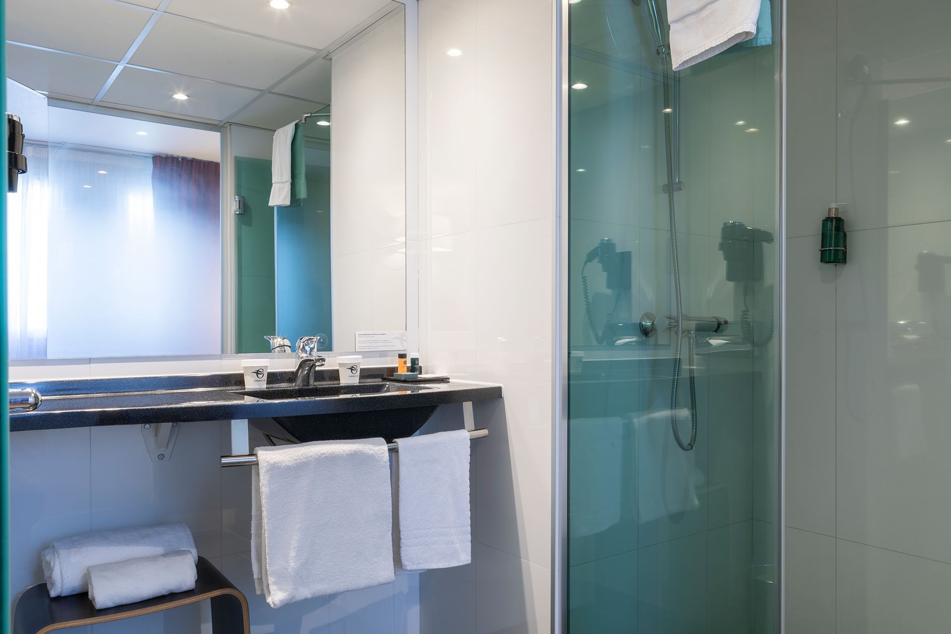 Lavabo et douche dans une chambre à l'Oceania Quimper