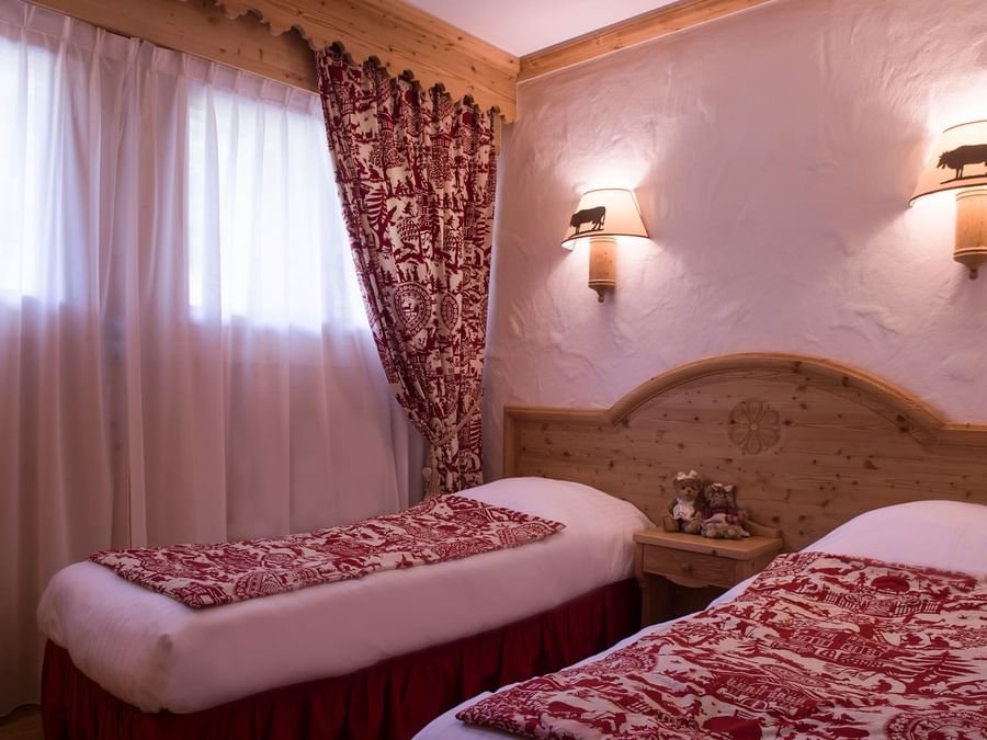 Two single beds with open windows at Chalet hotel neige et roc