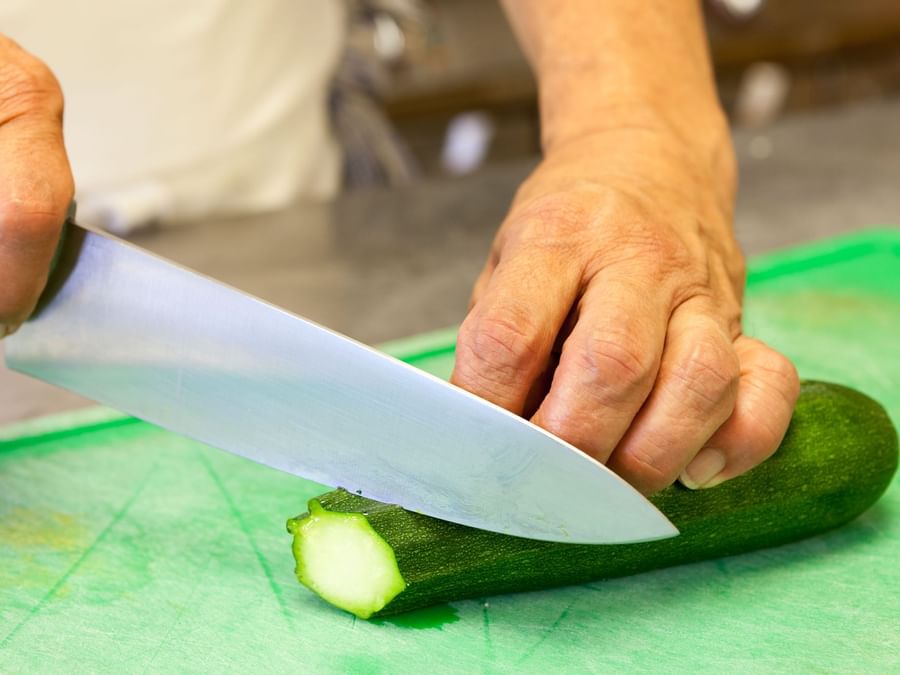 Close up on a chef cutting vegetables at Hotel du Phare