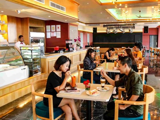 Customers enjoying tea time at Coralz Bistro, Lexis Hibiscus® Po