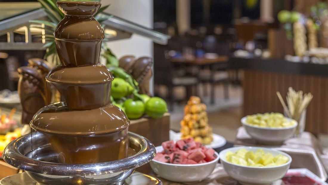 Buffet chocolate in the lobby bar at Warwick Le Lagon 