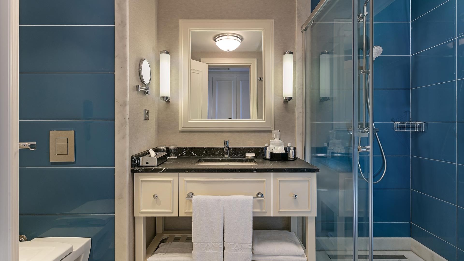 Titanic Deluxe Golf Belek’te Superior Oda banyosu: Makyaj alanı ve duş bölümü ile donatılmış.