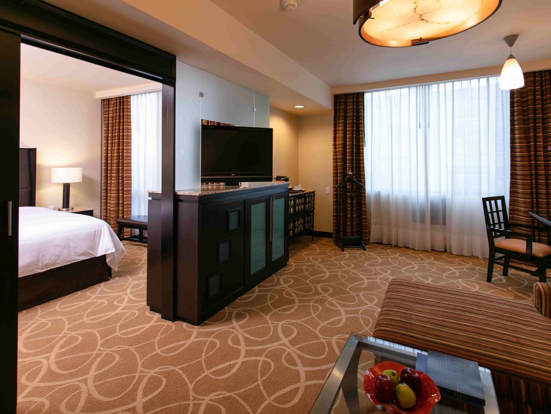 Junior Suite con cama king y sofá en el Marquis Reforma, Ciudad de México.