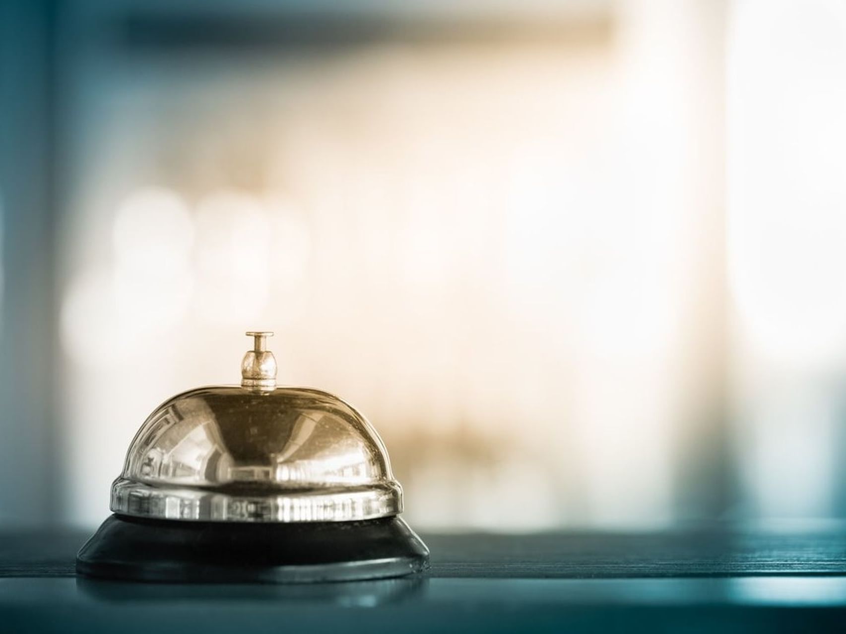 Campana de recepción y servicio al huesped del hotel Charleston Santa Teresa en Cartagena.