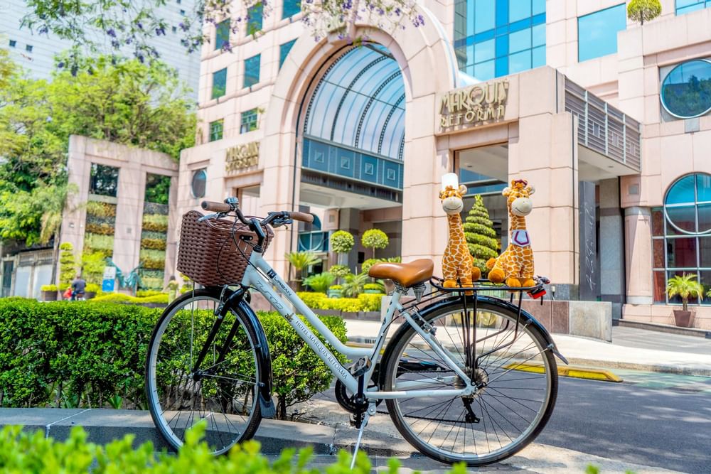 Una bicicleta estacionada afuera del hotel en Marquis Reforma