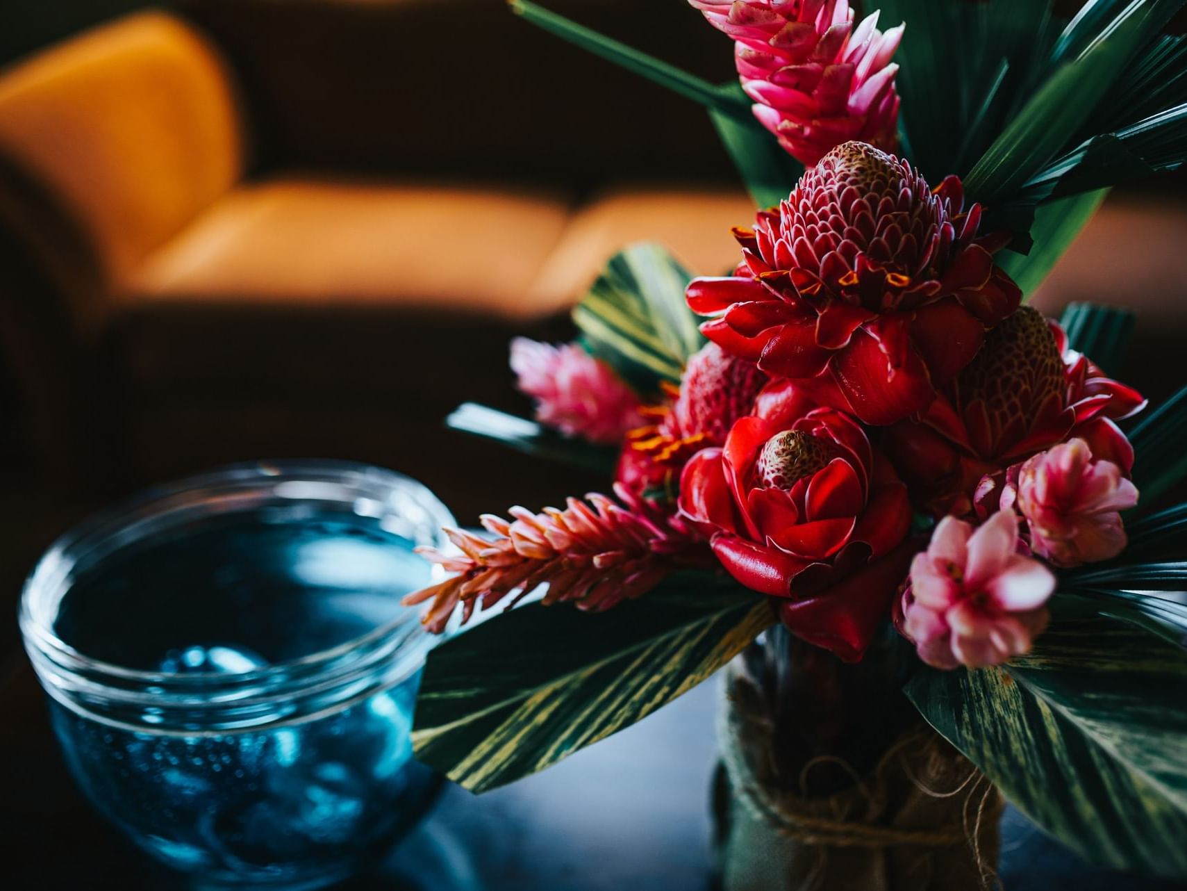 Un arreglo floral en Los Mandarinos Boutique Hotel