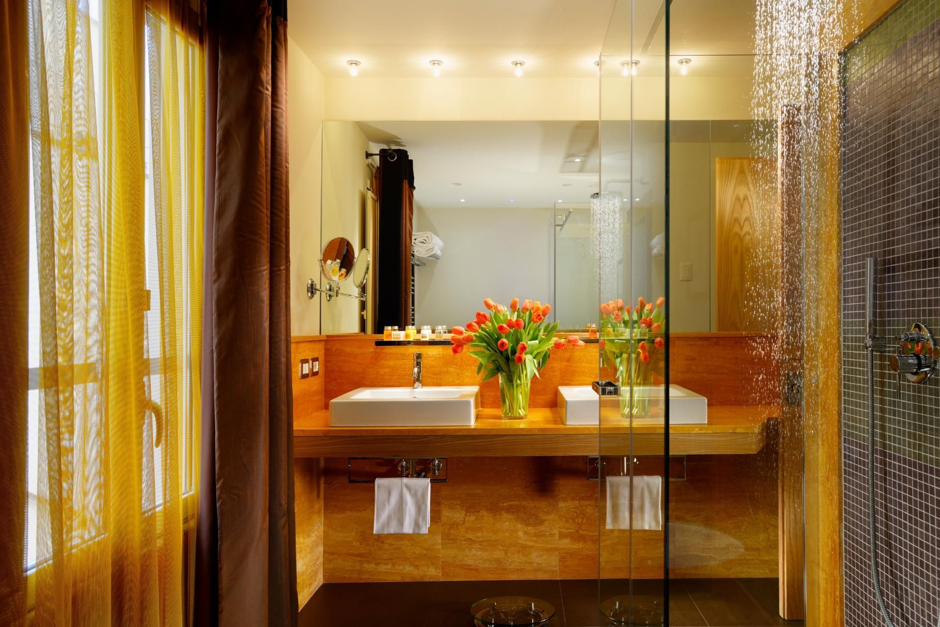 Washbasins with mirror in bathroom of Patrizi Suite at Babuino 181