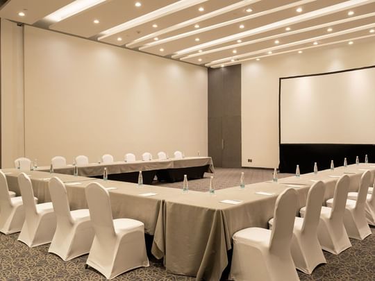 Francia room with U-shaped table setup and a large projection screen at Camino Real Fashion Drive, Monterrey