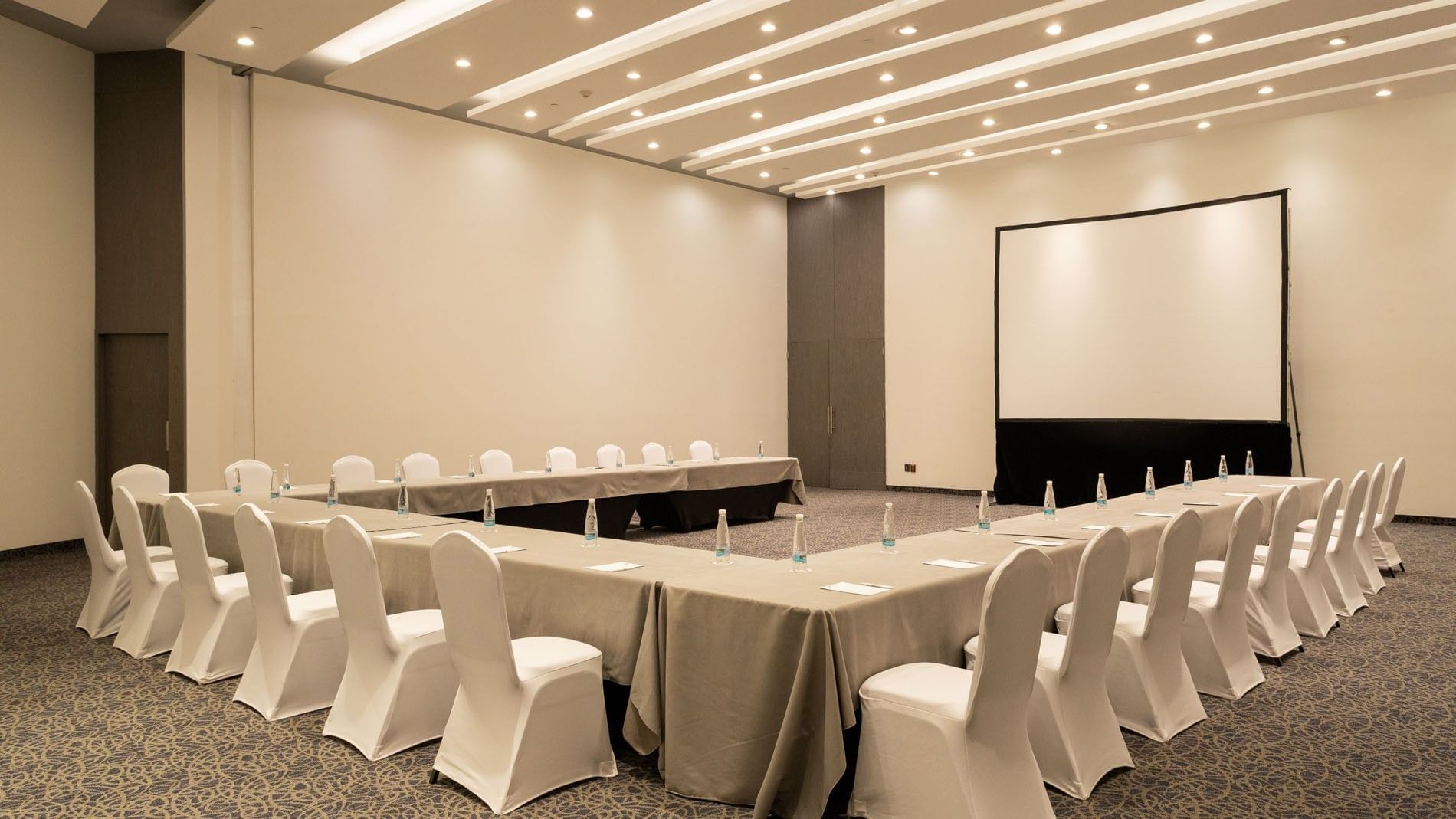 Italia room with U-shaped table setup and a large projection screen at Camino Real Fashion Drive, Monterrey