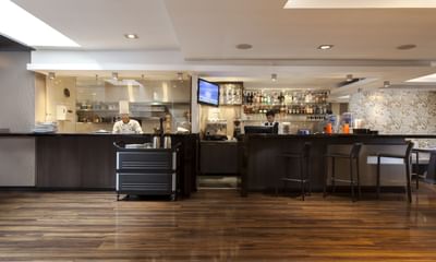 Kitchen & Bar