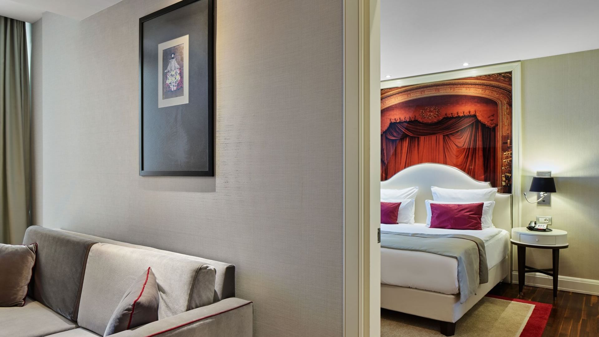 Titanic Suite mit Wohn- und Schlafzimmer im Titanic Gendarmenmarkt Berlin.