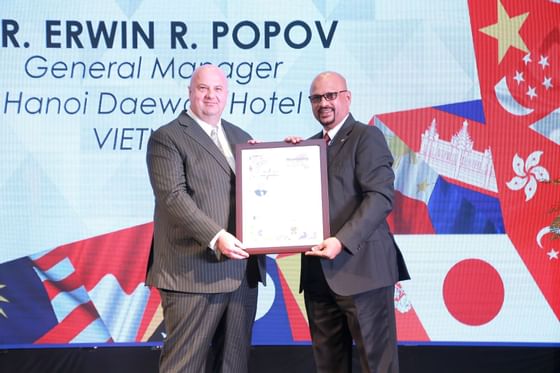 General Manager getting awards at Hanoi Daewoo Hotel