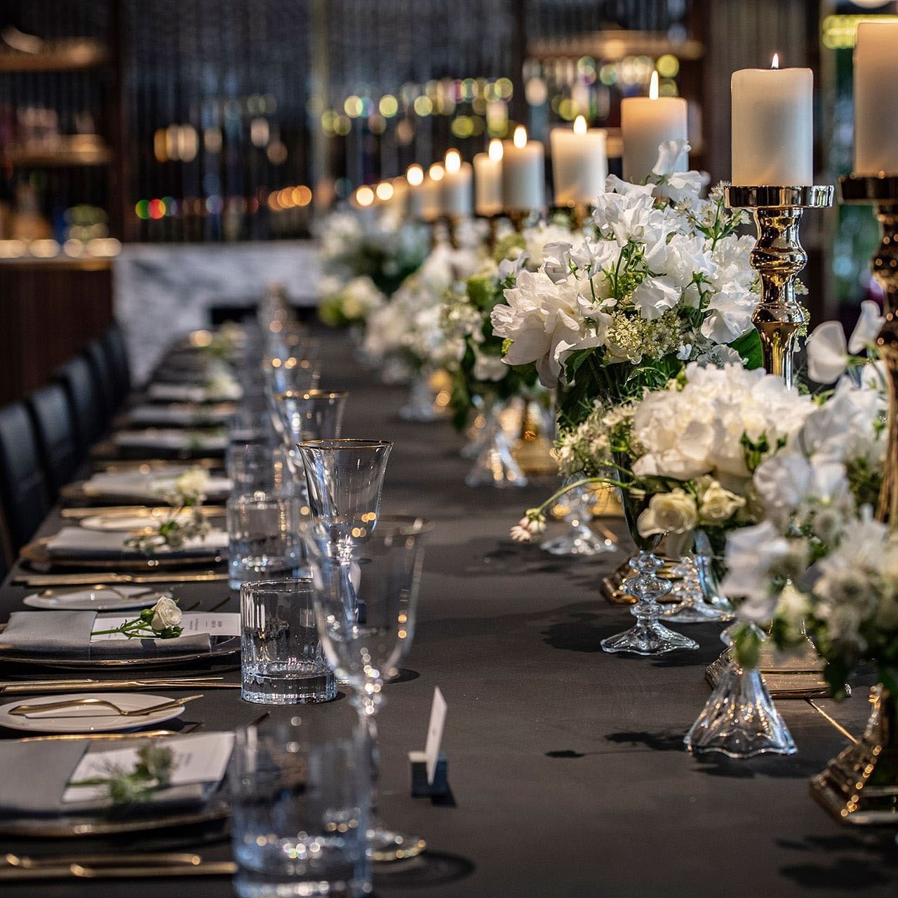Elegantly arranged floral table décor in Muze Lounge & Terrasse at Honeyrose Hotel