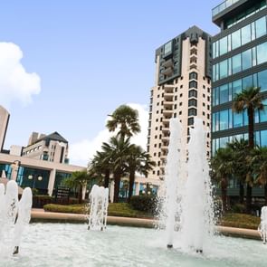 VIsta dalla fontana esterna al Cosmo Hotel Residence