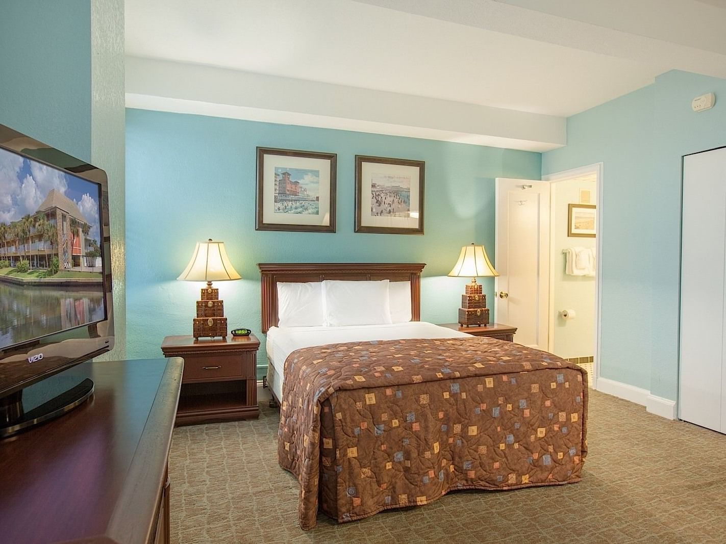Cozy Bed, TV & lamps, Large Studio at Legacy Vacation Resorts