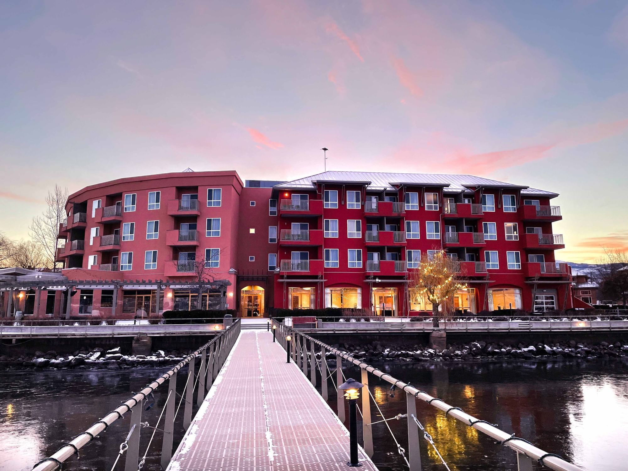 The exterior of Manteo Resort Waterfront