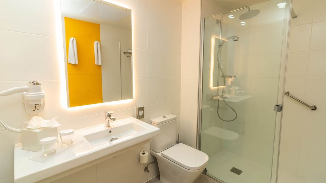 Baños en la habitación familiar del Hotel Lemon & Soul Las Palmas