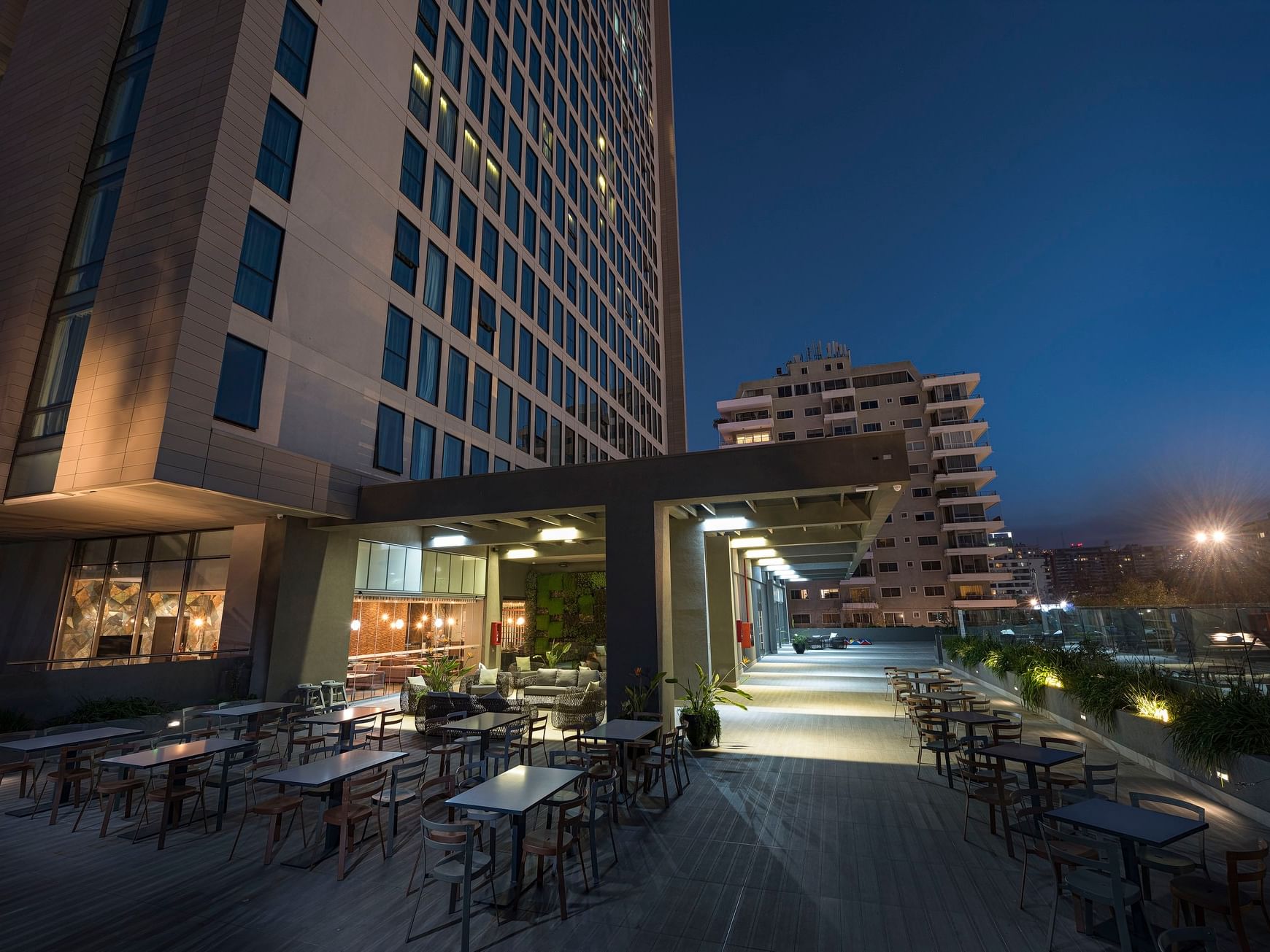 Vista exterior de Veranda Hotel con terraza exterior para comer que muestra uno de los mejores hoteles de Chile