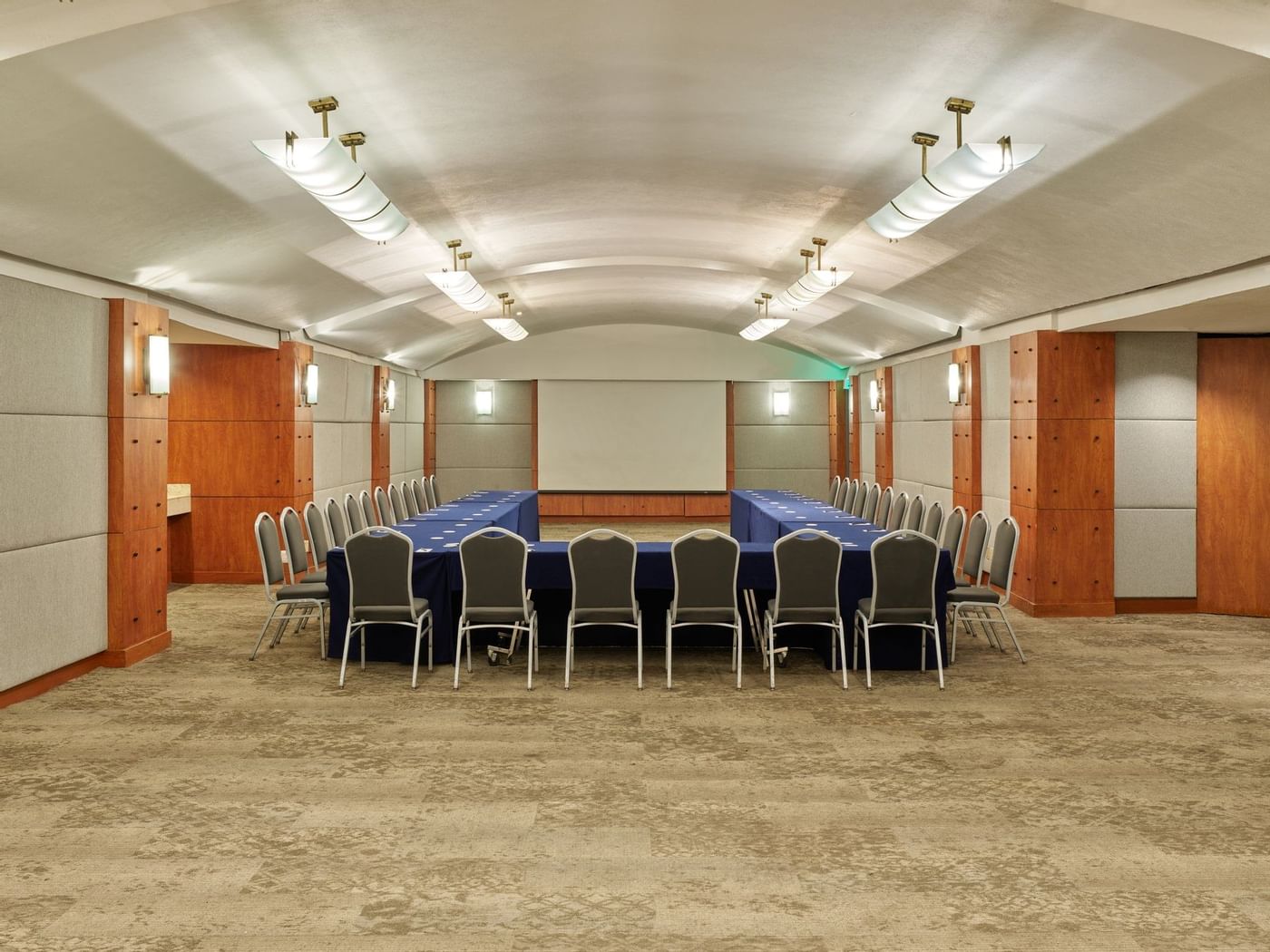 Montaje de mesa en forma de U en salón Jalisco de FA Hotels & Resorts