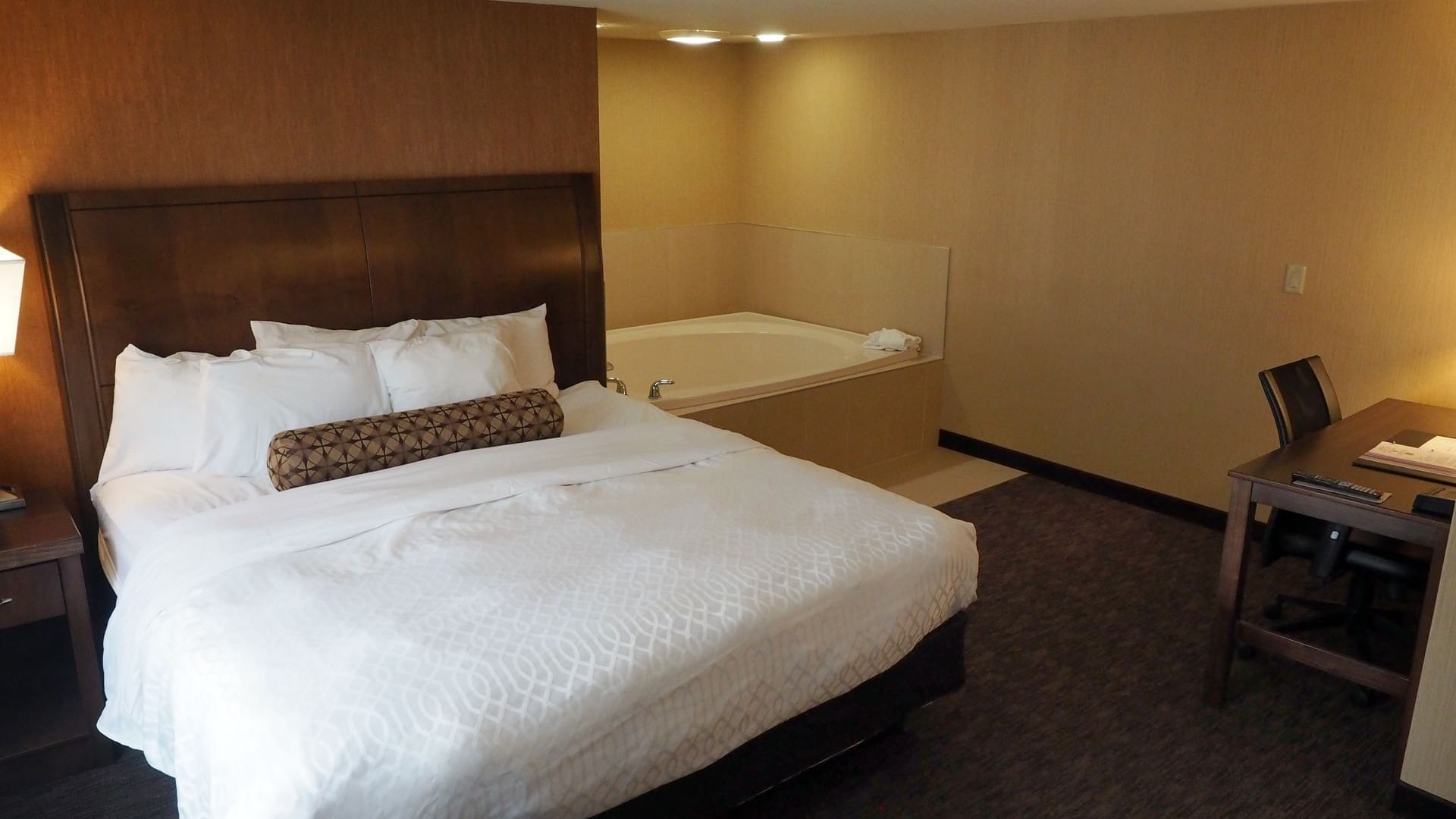 Deluxe Suite W Jacuzzi Fireplace Walkout