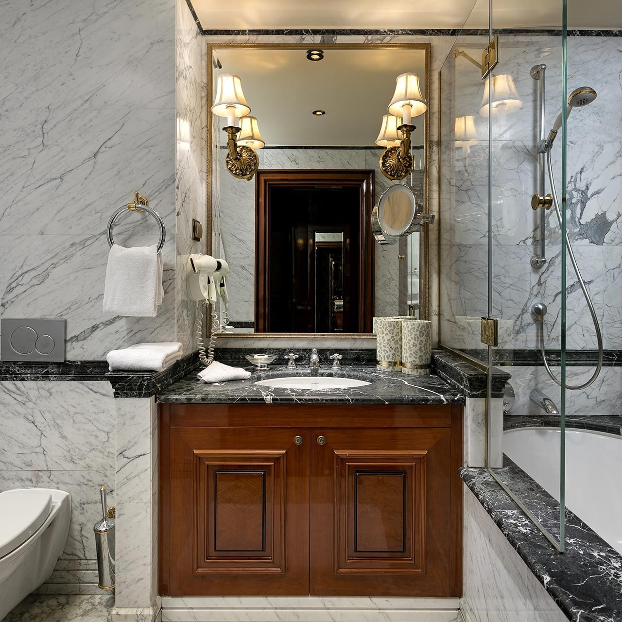 В классическом номере Titanic Mardan Palace — стильная ванная с удобной ванной.