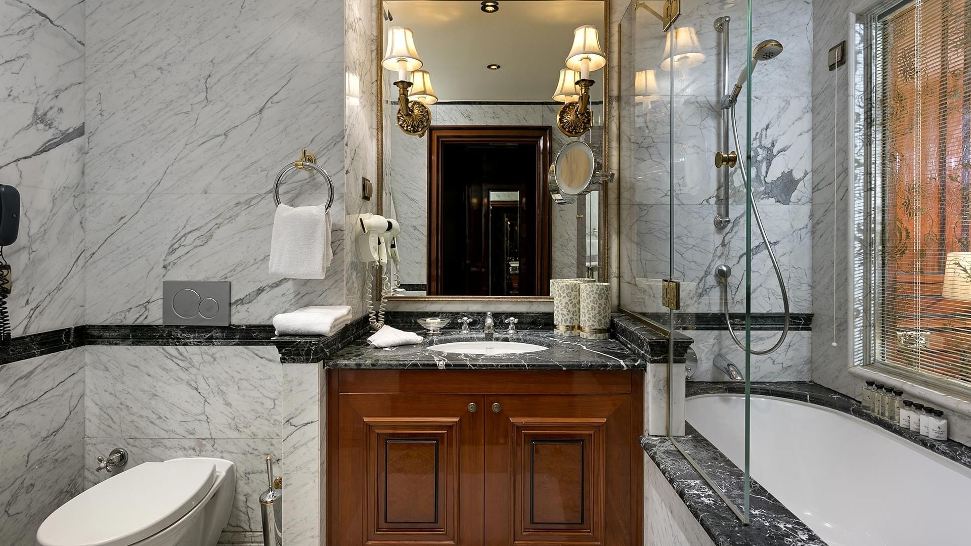 В классическом номере Titanic Mardan Palace — стильная ванная с удобной ванной.