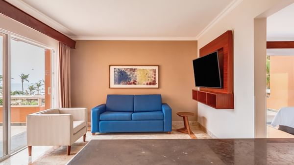 Sala de estar con TV en Junior Suite en Grand Fiesta Americana