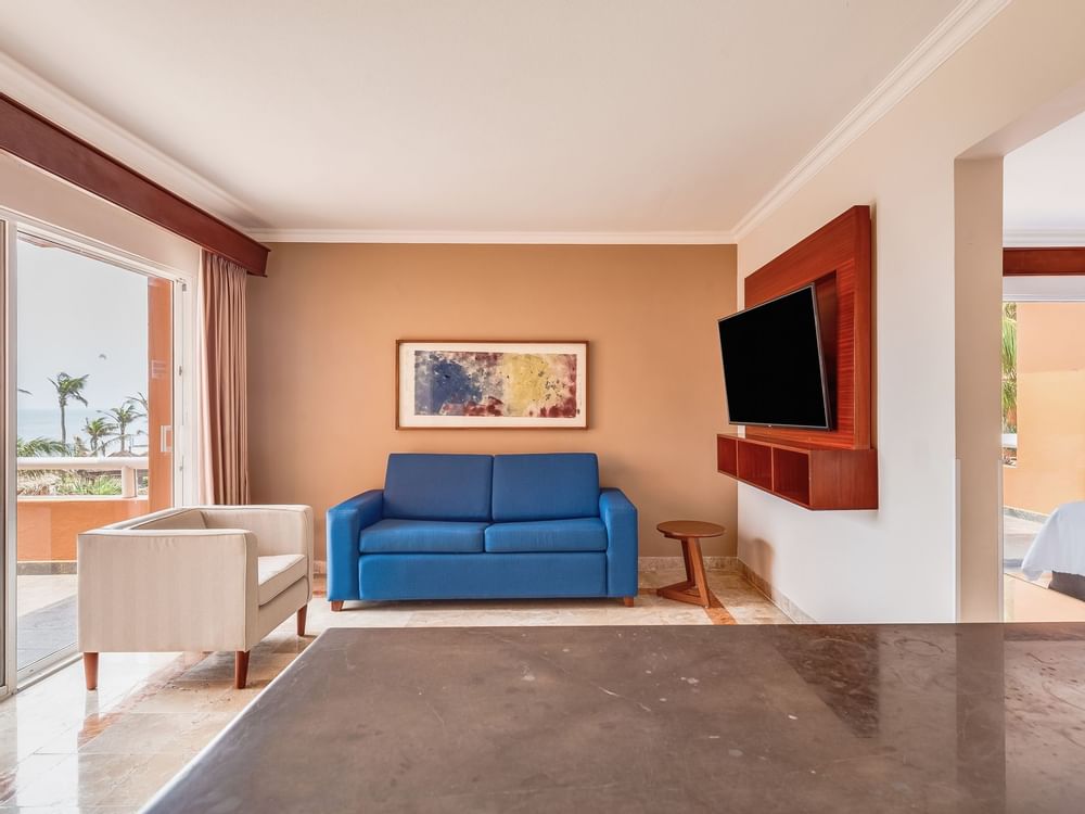 Living area with TV in Junior Suite at GFA Veracruz